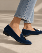 Mocasín Nerea de terciopelo azul, vista lateral caminando